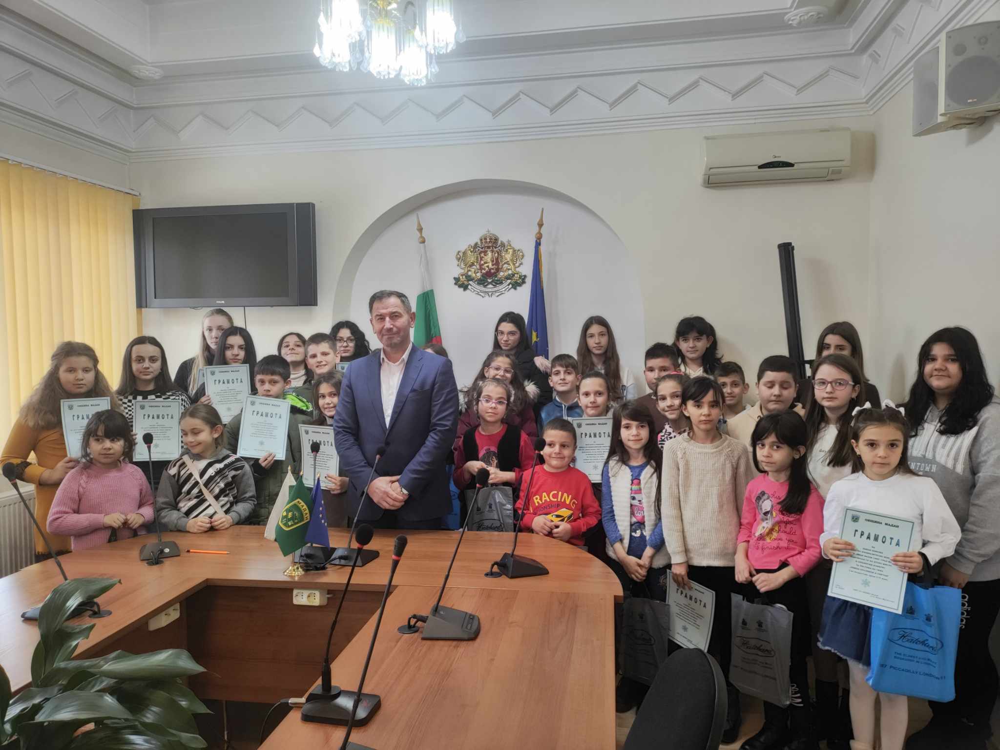 Община Мадан
